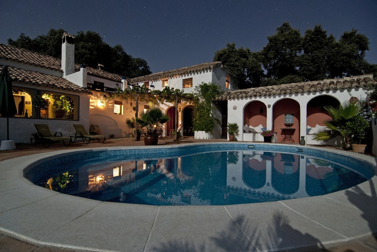 Área de lazer com piscina para o ano todo - Reflexos Decorações