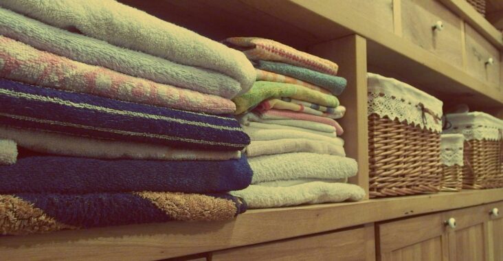 Quais são os primeiros passos para decorar uma lavanderia pequena?